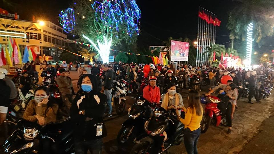 Pháo hoa rực sáng bầu trời chào đón năm mới Kỷ Hợi ảnh 41