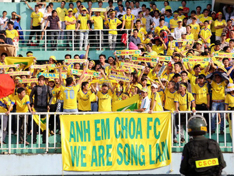 CĐV SLNA nhuộm vàng sân Thống Nhất