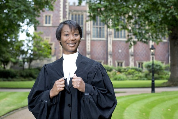 Nữ luật sư trẻ nhất nước Anh. Bài viết: http://news.zing.vn/Nhung-9X-tai-nang-ban-linh-khien-ca-the-gioi-ne-phuc-post358397.html#home_cate.tinmoi Nguồn Zing News 