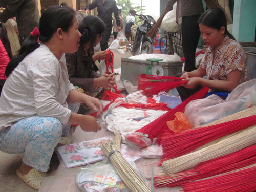 Gian hàng nhiều vật liệu trang trí nón…