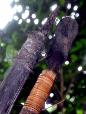  Giáo, mác được làm từ mảnh bom nhặt trên rẫy, vũ khí dùng đi săn heo rừng của hai cha con 