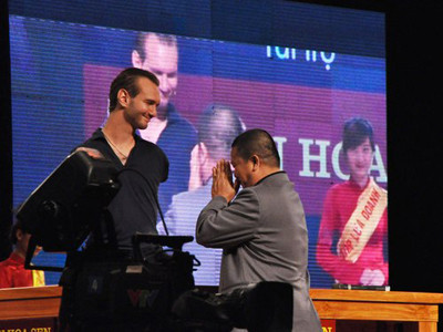 Ông Vũ theo đạo Phật, còn Nick Vujicic theo đạo Tin Lành, nhưng cả hai có điểm chung là luôn muốn hướng tới cộng đồng, yêu thương mọi người theo lời chia sẻ của Nick. Ảnh: Quỳnh Trang. Ông Vũ theo đạo Phật, còn Nick Vujicic theo đạo Tin Lành, nhưng cả hai có điểm chung là luôn muốn hướng tới cộng đồng, yêu thương mọi người theo lời chia sẻ của Nick. Ảnh: Quỳnh Trang