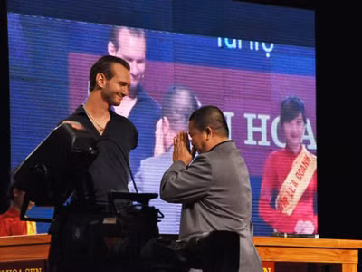 Ông Vũ theo đạo Phật, còn Nick Vujicic theo đạo Tin Lành, nhưng cả hai có điểm chung là luôn muốn hướng tới cộng đồng, yêu thương mọi người theo lời chia sẻ của Nick. Ảnh: Quỳnh Trang. Ông Vũ theo đạo Phật, còn Nick Vujicic theo đạo Tin Lành, nhưng cả hai có điểm chung là luôn muốn hướng tới cộng đồng, yêu thương mọi người theo lời chia sẻ của Nick. Ảnh: Quỳnh Trang