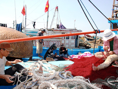 Ngư dân miền Trung tất bật chuẩn bị vươn khơi