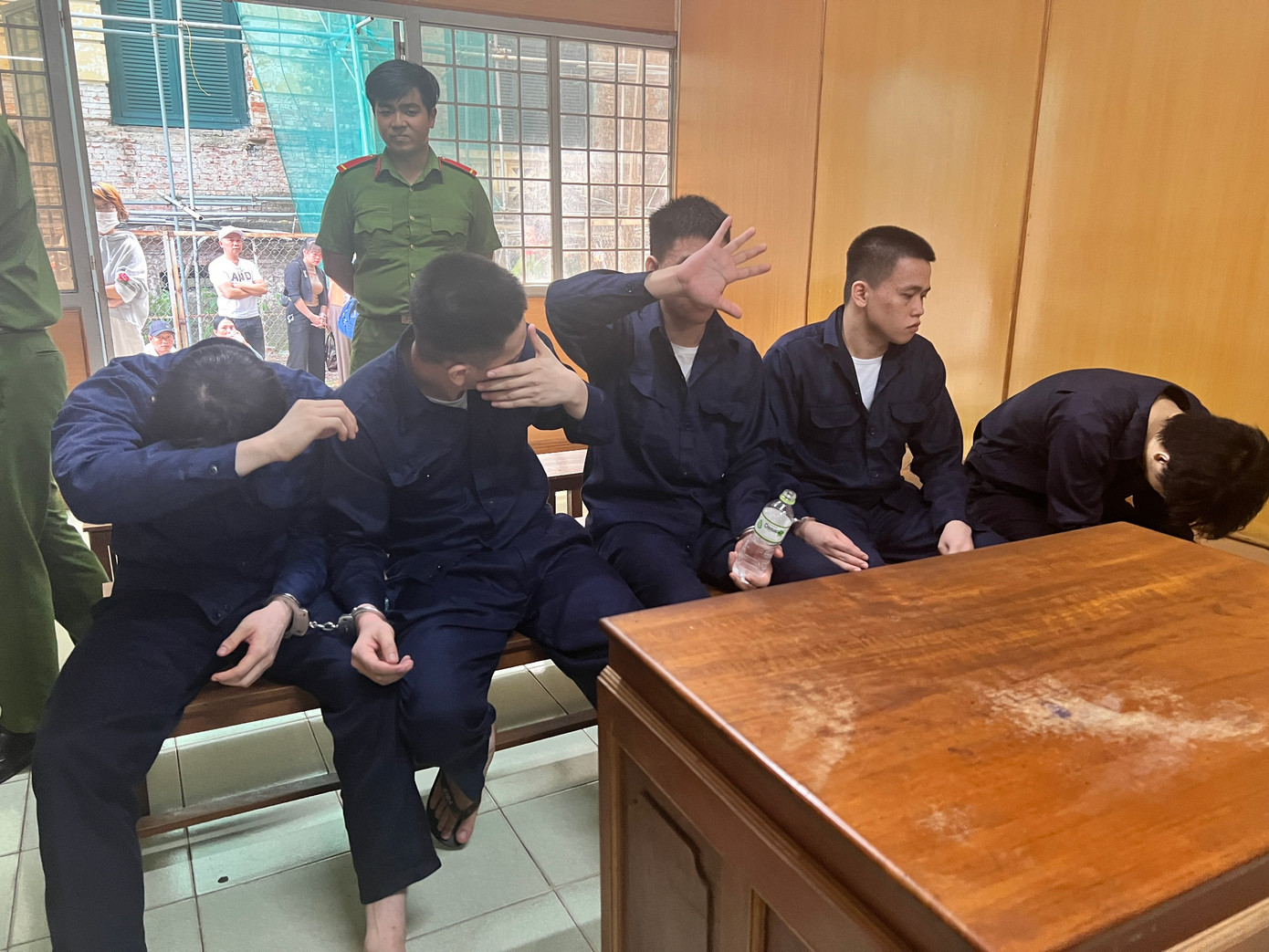 Các bị cáo tại phiên tòa ngày 28/11.