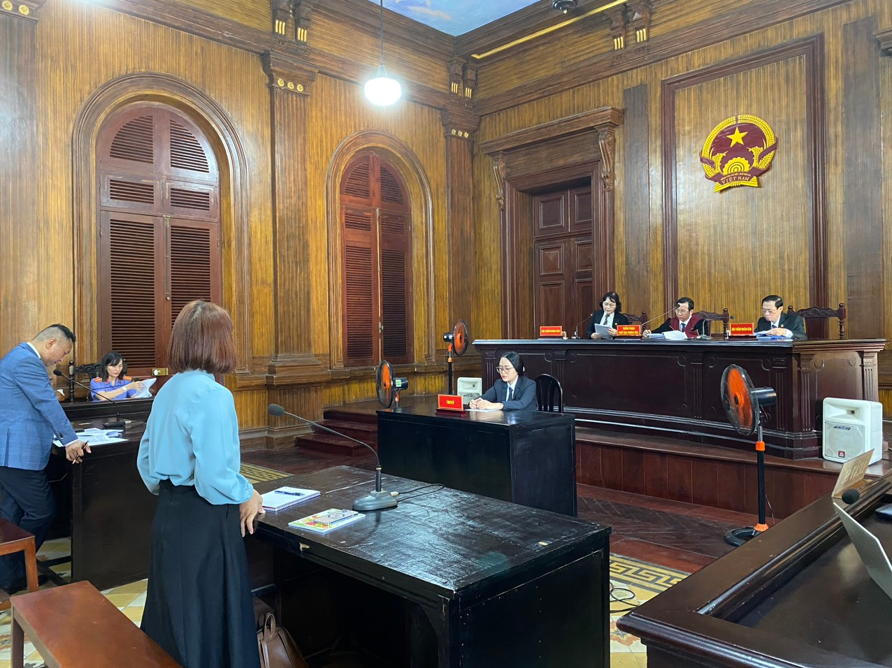 Phiên tòa xử vụ kiện tranh chấp tài sản giữa đại gia Đức An và cựu siêu mẫu Ngọc Thúy. Phiên tòa xử vụ kiện tranh chấp tài sản giữa đại gia Đức An và cựu siêu mẫu Ngọc Thúy.