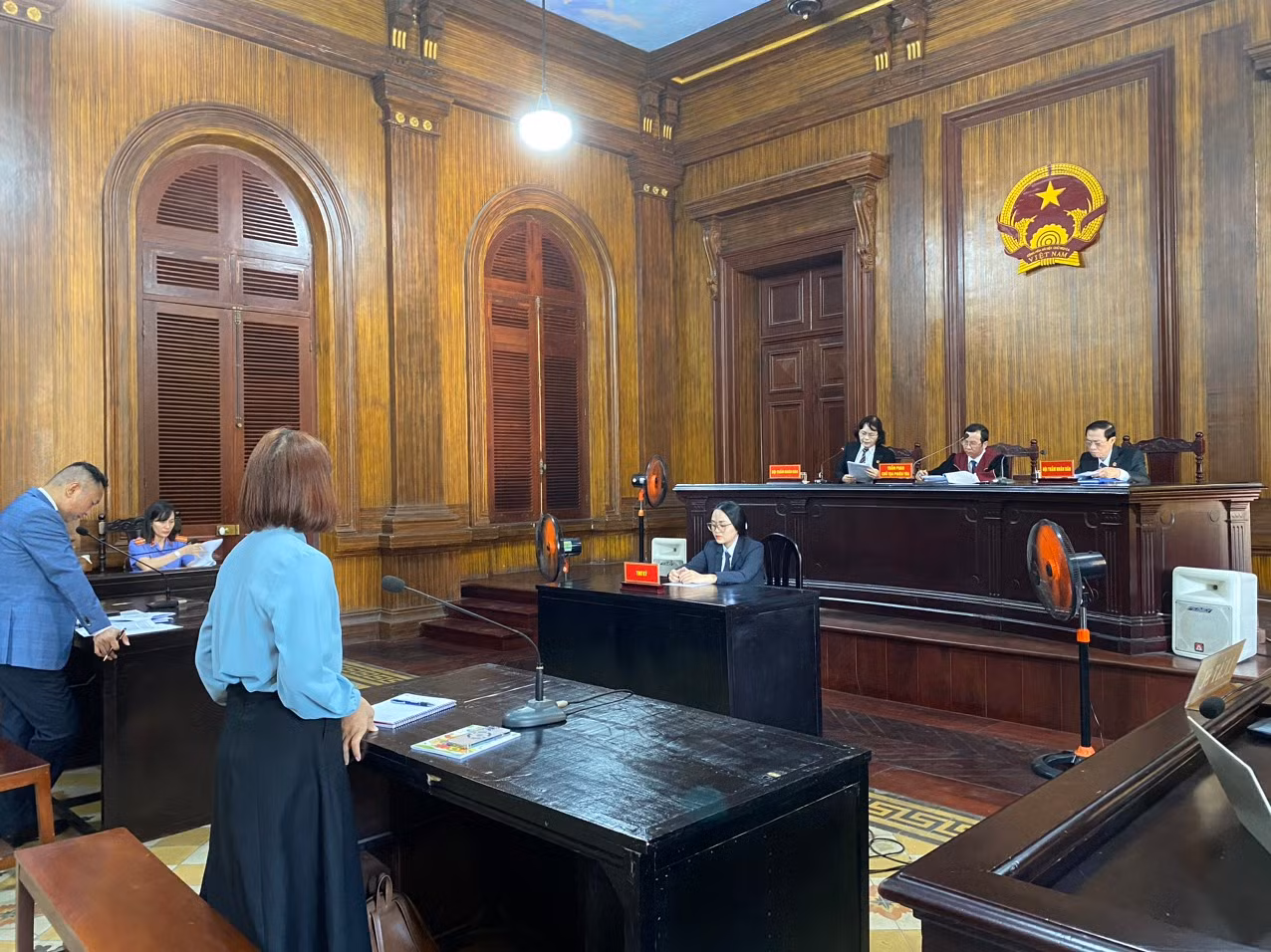 Phiên tòa xử vụ kiện tranh chấp tài sản giữa đại gia Đức An và cựu siêu mẫu Ngọc Thúy. Phiên tòa xử vụ kiện tranh chấp tài sản giữa đại gia Đức An và cựu siêu mẫu Ngọc Thúy.