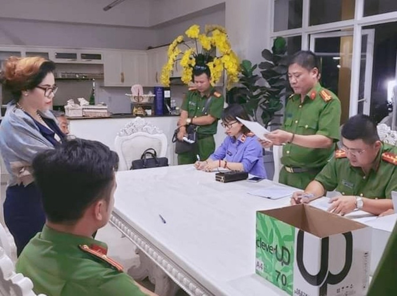 Bà Phạm Thị Tuyết Nhung tại thời điểm cơ quan điều tra tống đạt các quyết định khởi tố. Ảnh: C.A