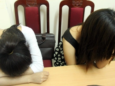 Hoàn cảnh gia đình không khó khăn, nhưng muốn có quần áo đẹp hai thiếu nữ sẵn sàng dùng 