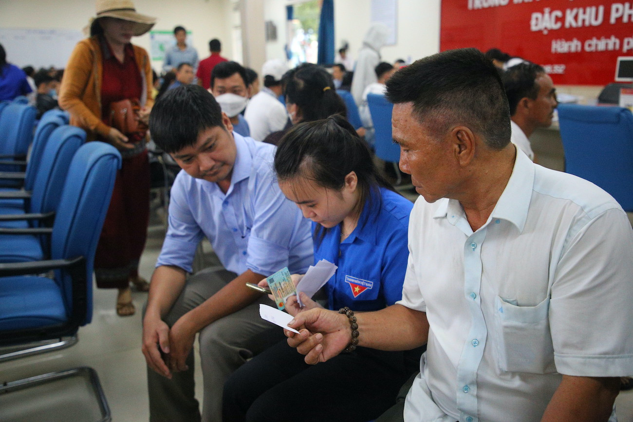 Ngoài hỗ trợ thủ tục hành chính, các bạn đoàn viên thanh niên tình nguyện còn tuyên truyền, hỗ trợ, hướng dẫn người dân cài đặt, sử dụng các ứng dụng công trực tuyến.