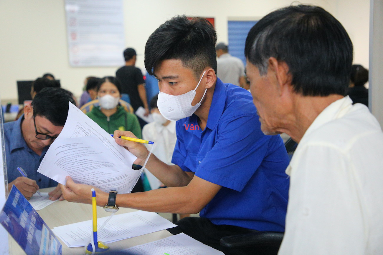 Lực lượng thanh niên tình nguyện duy trì thường xuyên tại Trung tâm phục vụ hành chính công từ ngày đầu hoạt động (từ ngày 1/7) tới nay, hỗ trợ người dân làm thủ tục nhanh chóng hơn.