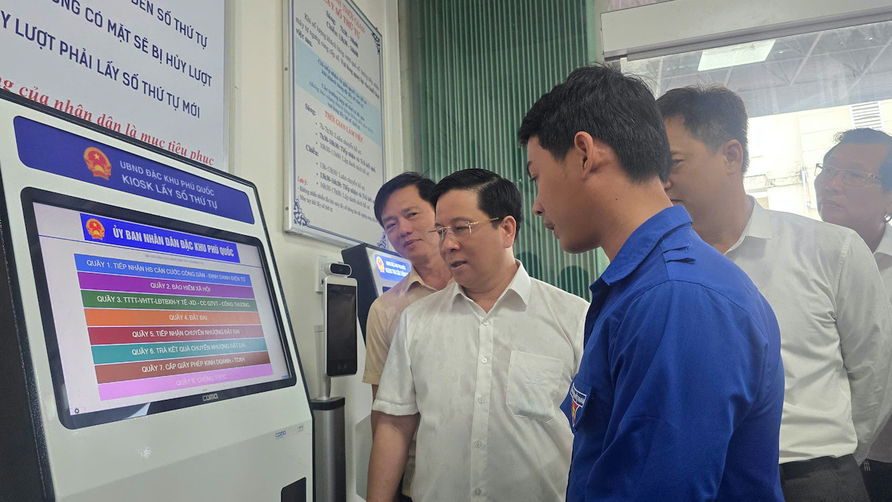 Hỗ trợ, hướng dẫn người dân ưu tiên sử dụng dịch vụ hành chính công để tiết kiệm thời gian. Trong ảnh, ông Hồ Văn Mừng - Chủ tịch UBND tỉnh An Giang kiểm tra việc vận hành trung tâm hành chính công tại đặc khu Phú Quốc sáng 8/7.