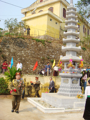 Tượng đài tưởng niệm các chiến sĩ của Trung đoàn Tây Tiến hy sinh trên đất Mường Lát trong kháng chiến chống thực dân Pháp, vừa được xây dựng tại khuôn viên nhà văn hóa huyện Mường Lát (Thanh Hóa). Ảnh: Hoàng Lam
