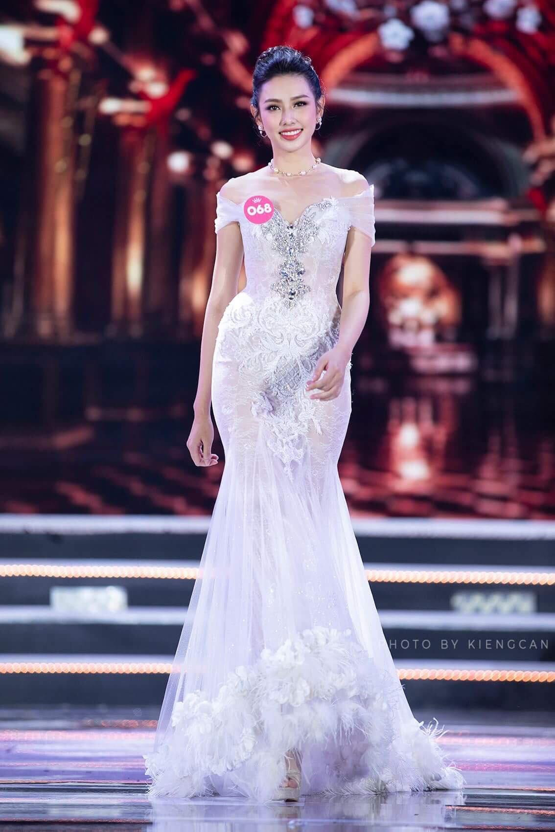 Màn trình diễn trang phục dạ hội của Thuỳ Tiên trong đêm Chung kết Hoa hậu Việt Nam 2018.