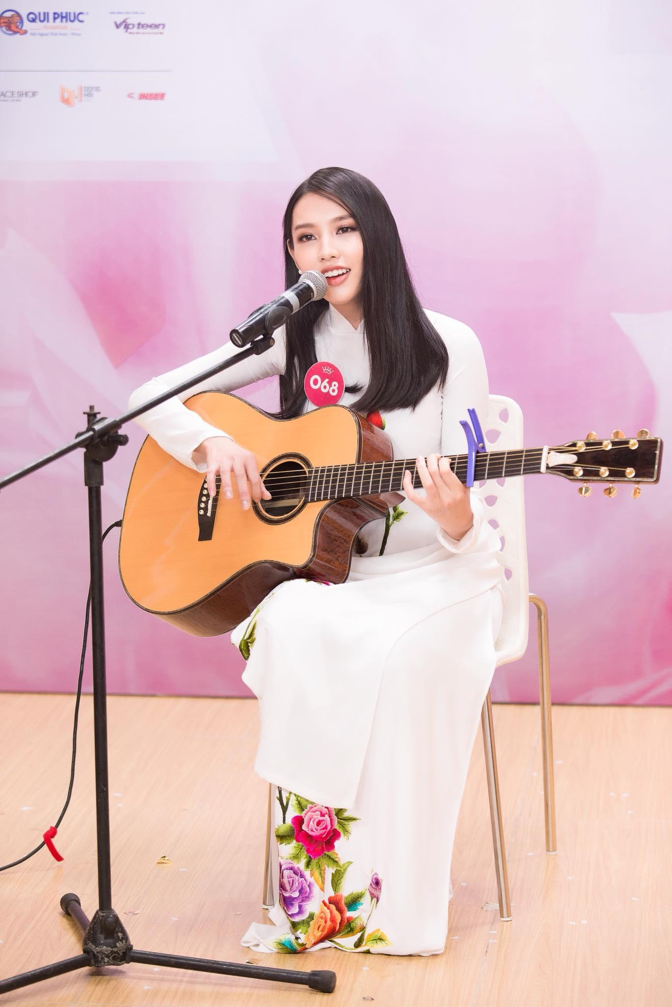 Thùy Tiên thể hiện ca khúc “Hello Việt Nam” bằng 3 thứ tiếng Pháp - Anh - Việt trong phần thi Người đẹp Tài năng thuộc khuôn khổ cuộc thi Hoa Hậu Việt Nam 2018