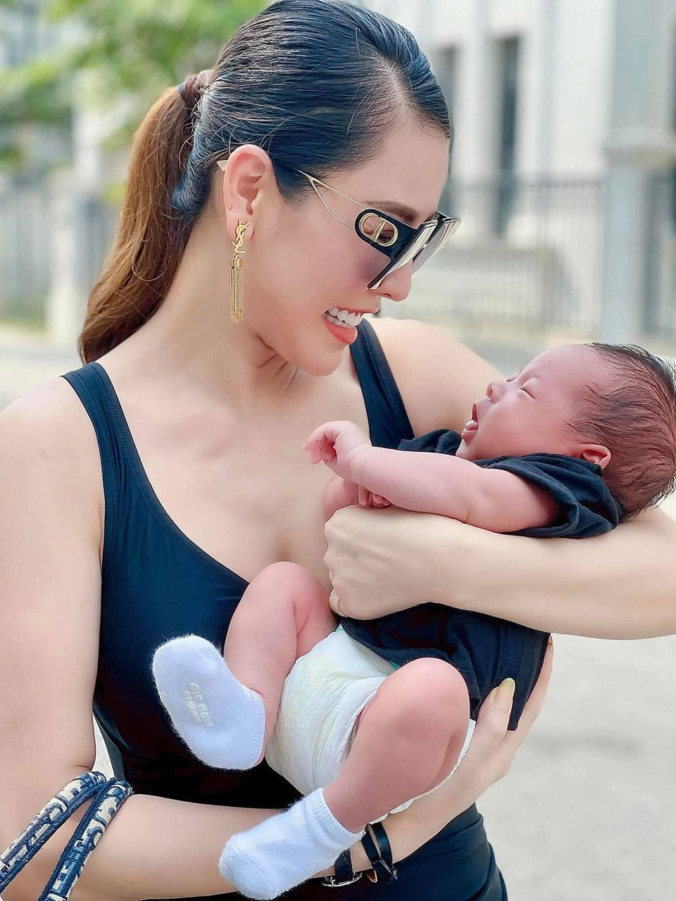 Quế Vân và con trai thứ ba. Quế Vân và con trai thứ ba.