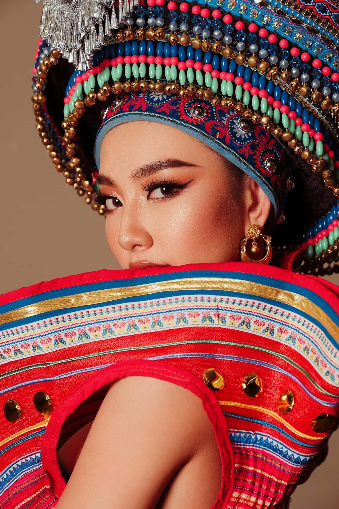 Thuỳ Tiên vô cùng thích thú khi diện thiết kế mang đậm tính chất bản địa của nhà mốt Thái Lan.