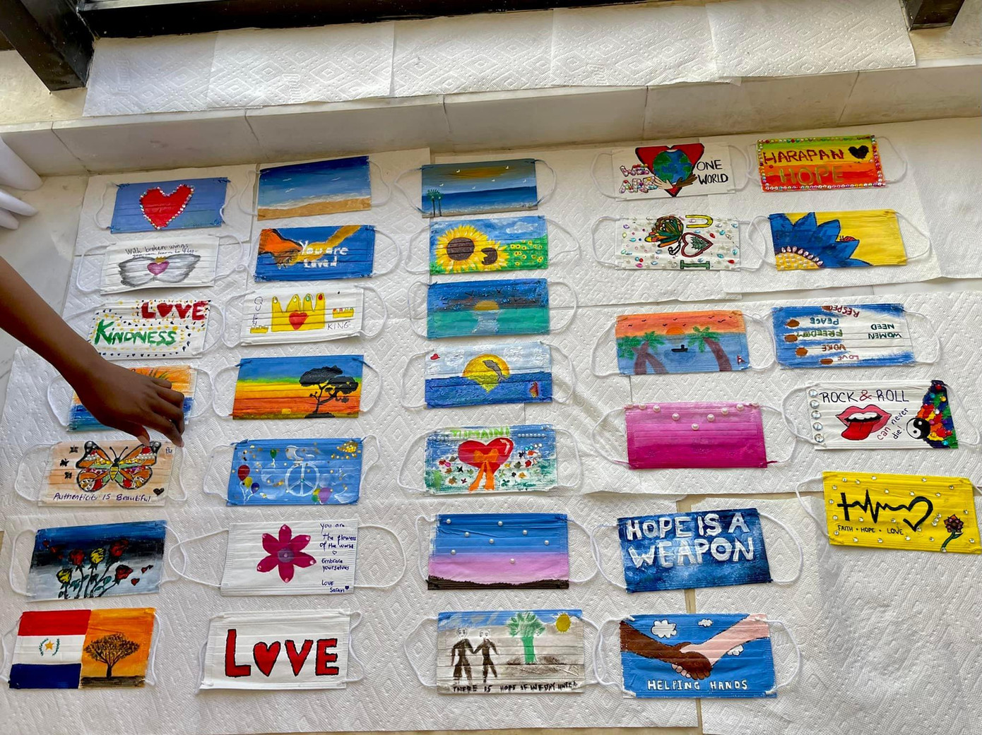 Những chiếc khẩu trang đã được vẽ của Hoa hậu Đỗ Thị Hà và các thí sinh khác của cuộc thi Miss World 2021.