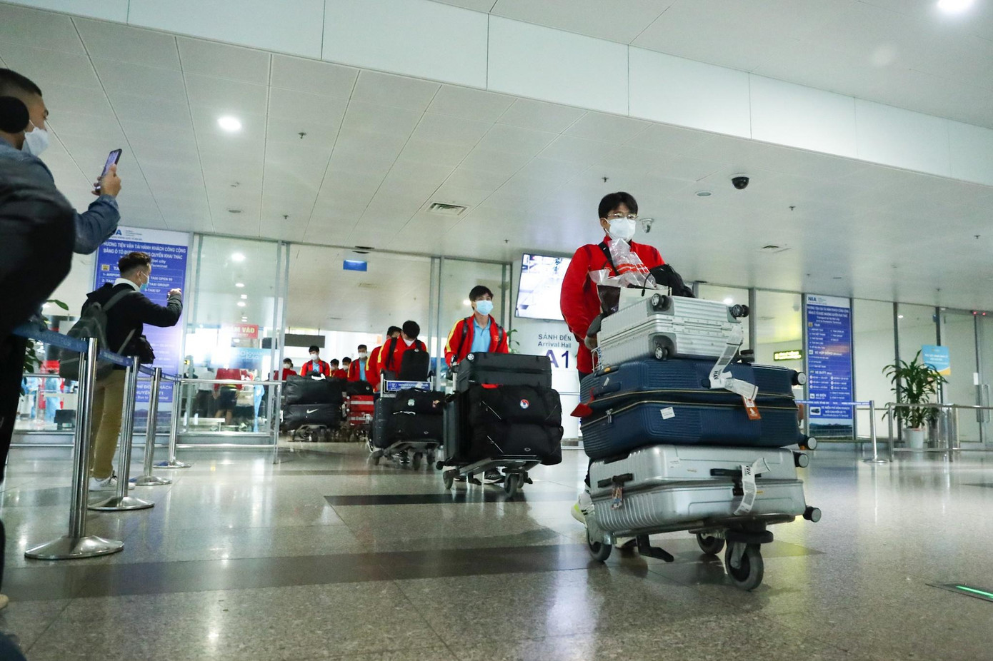 Tuyển Việt Nam AFF Cup Thái Lan ảnh 1 5 ngày sau khi dừng bước tại bán kết AFF Cup, tuyển Việt Nam trở về Hà Nội. Do hạn chế về chuyến bay, các tuyển thủ Việt Nam phải ở lại Singapore thêm 4 ngày và trở về Hà Nội sáng 31/12. Ảnh: Như Đạt.