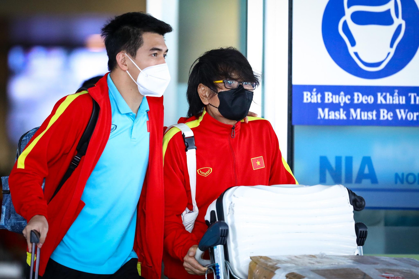 Tuyển Việt Nam AFF Cup Thái Lan ảnh 5 Bác sĩ Choi Ju-young (phải) chia tay bóng đá Việt Nam sau AFF Cup. Ông Choi đóng vai trò quan trọng trong việc điều trị nhiều chấn thương ở đội tuyển và U23 trong những năm qua.