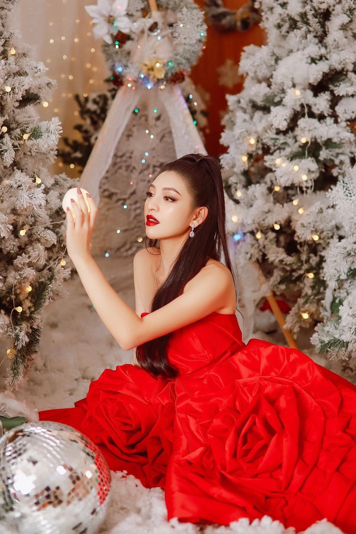 Thanh Tú chia sẻ, dịp Giáng sinh năm nay, cô dành thời gian ở bên gia đình và người thân. “Dịch COVID-19 vẫn đang diễn biến hết sức phức tạp, đặc biệt là ở Hà Nội khi số ca dương tính đang tăng kỷ lục. Chính vì vậy, dịp lễ Giáng sinh lần này, Tú quyết định ở nhà tổ chức tiệc ấm cúng cùng mẹ và người thân trong gia đình. Hạn chế ra ngoài, tụ tập cũng là cách để giảm thiểu áp lực cho ngành y tế trong giai đoạn này”- Thanh Tú nói.