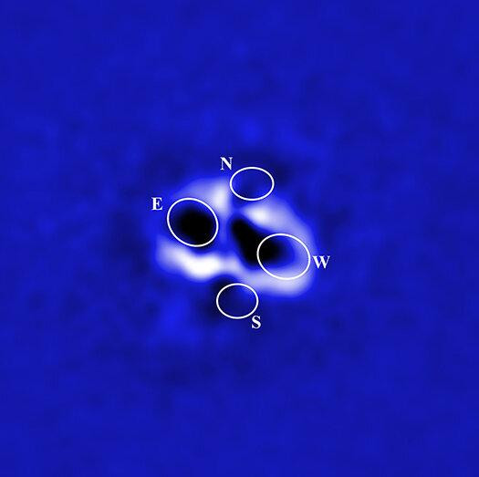 4 lỗ thủng theo 4 hướng khác nhau - Ảnh: Chandra/NASA