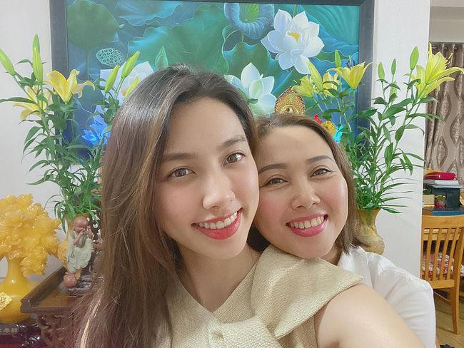 Mẹ của nàng hậu không hề kém cạnh và vô cùng trẻ trung, xinh đẹp.