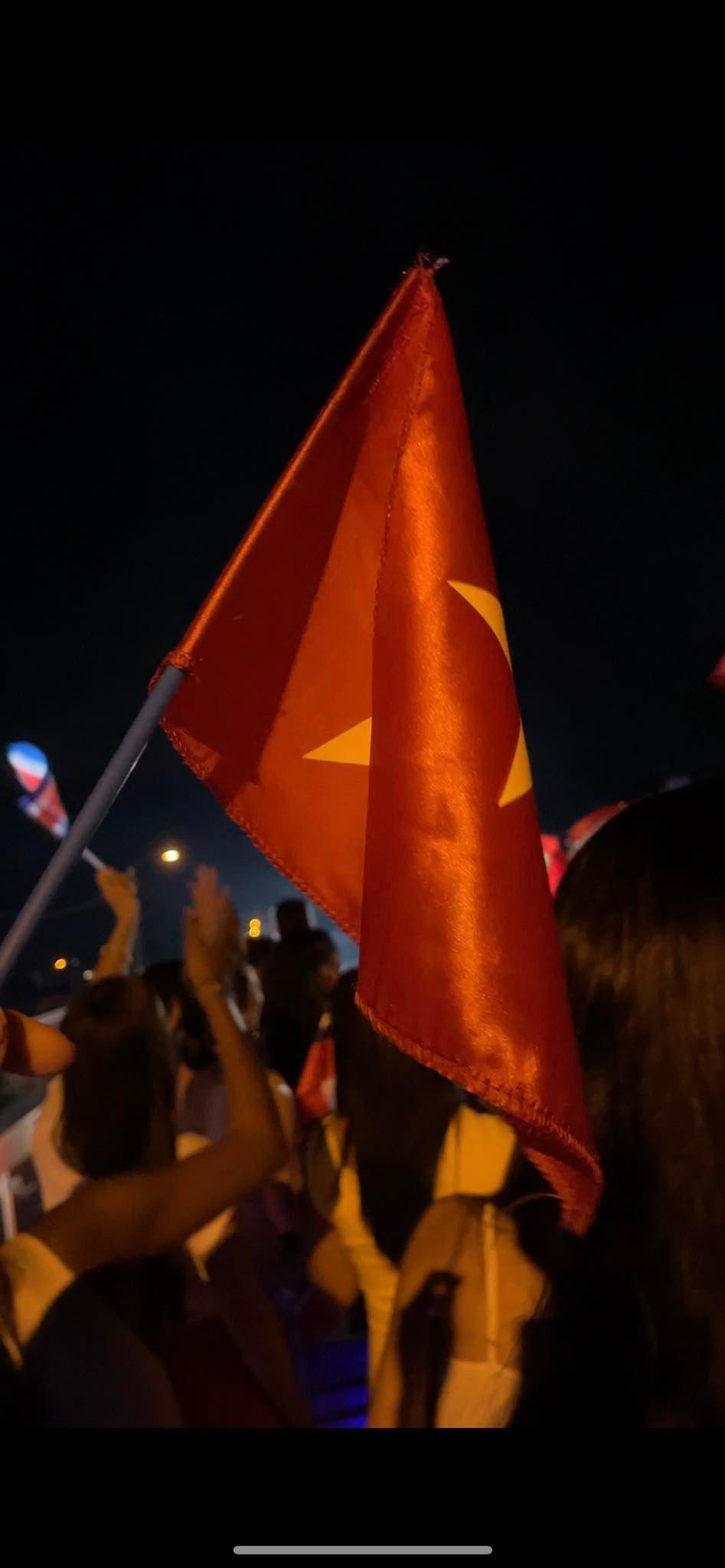 Cô nàng tự hào cầm theo lá cờ đỏ sao vàng của Việt Nam khi đi trên phố.