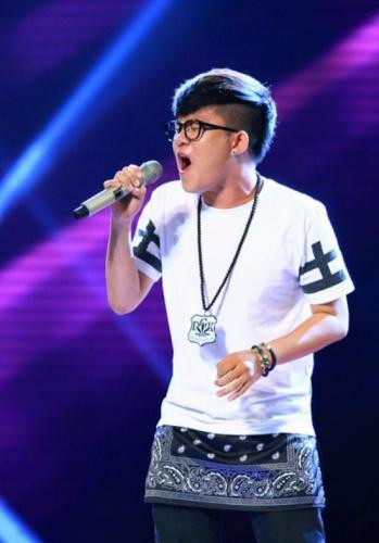 Hình ảnh Phạm Chí Thành ở cuộc thi X Factor và khi đoạt giải quán quân Ngôi sao Phương Nam.