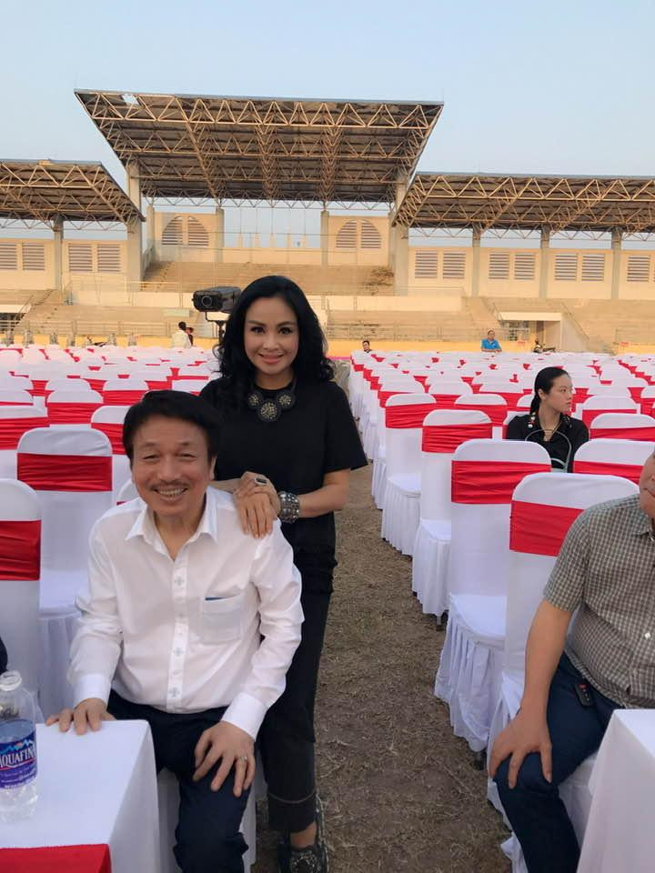 Ca sĩ Thanh Lam ngậm ngùi: “Xin tiễn biệt chú. Cháu nhớ những đêm hát chú cháu bên nhau. Chú đã để lại biết bao bản tình ca Hà Nội sẽ mãi trường tồn. Xa xa trong miền ký ức có lẽ 1 dòng sông. Xa xa đôi bờ dốc nắng mênh mang 1 chiều đông”. Ca sĩ Thanh Lam ngậm ngùi: “Xin tiễn biệt chú. Cháu nhớ những đêm hát chú cháu bên nhau. Chú đã để lại biết bao bản tình ca Hà Nội sẽ mãi trường tồn. Xa xa trong miền ký ức có lẽ 1 dòng sông. Xa xa đôi bờ dốc nắng mênh mang 1 chiều đông”.