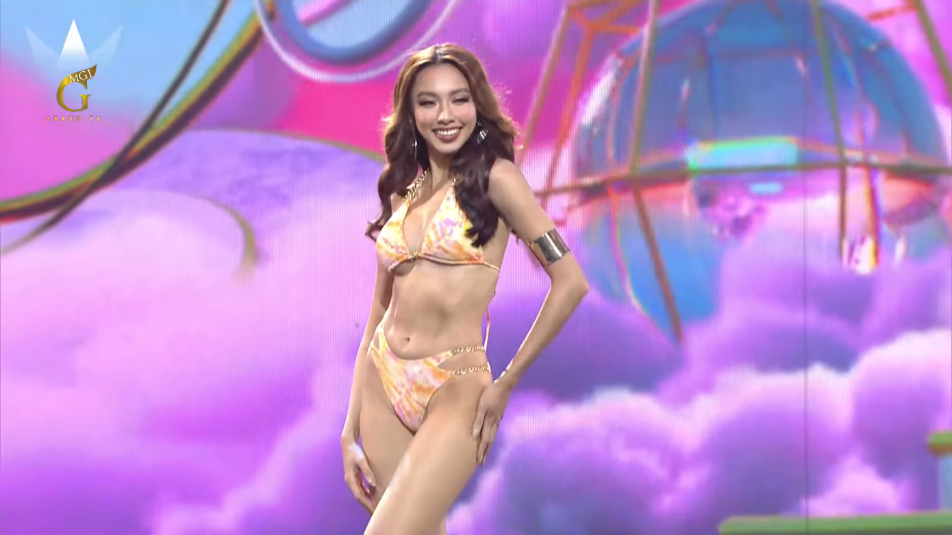 Trong đêm Chung kết, Thuỳ Tiên có màn trình diễn bikini rực cháy sau khi lọt Top 20. Luôn là người trình diễn cuối cùng của các phần thi nhưng đại diện Việt Nam vẫn giữ được 'lửa' trên sân khấu bằng những sải bước tự tin, quyến rũ.