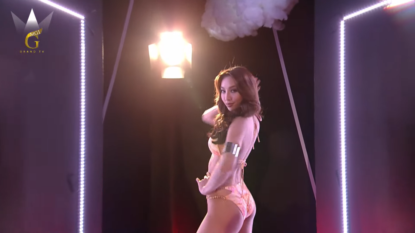 Tối 4/12, người đẹp Nguyễn Thúc Thuỳ Tiên bước vào đêm chung kết Miss Grand International 2021 cùng 70 đại diện đến từ các quốc gia và vùng lãnh thổ khác nhau.