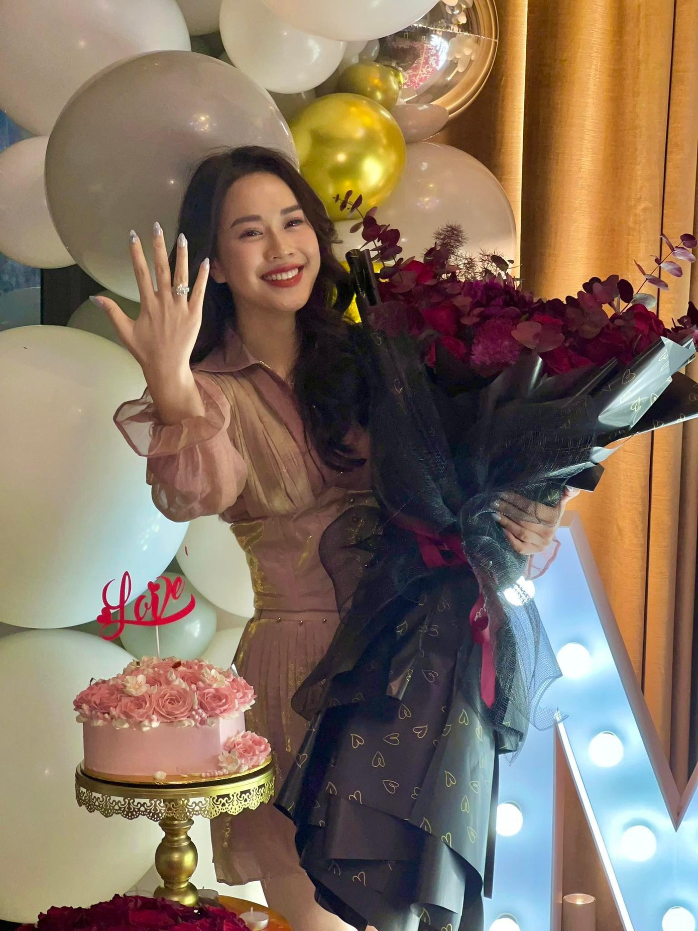 MC Mai Phương tiết lộ, cô đã nhận lời cầu hôn của bạn trai.