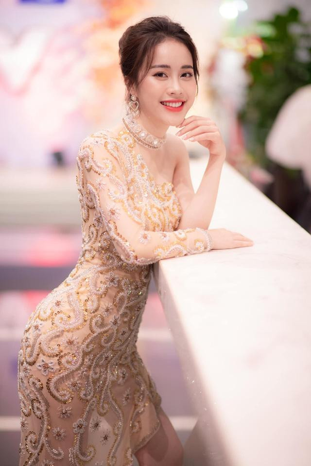 Năm 2016, Ngô Mai Phương từng giành giải Á khôi 1 cuộc thi Hoa khôi sinh viên khi còn đang theo học tại Đại học Khoa học xã hội và Nhân văn.