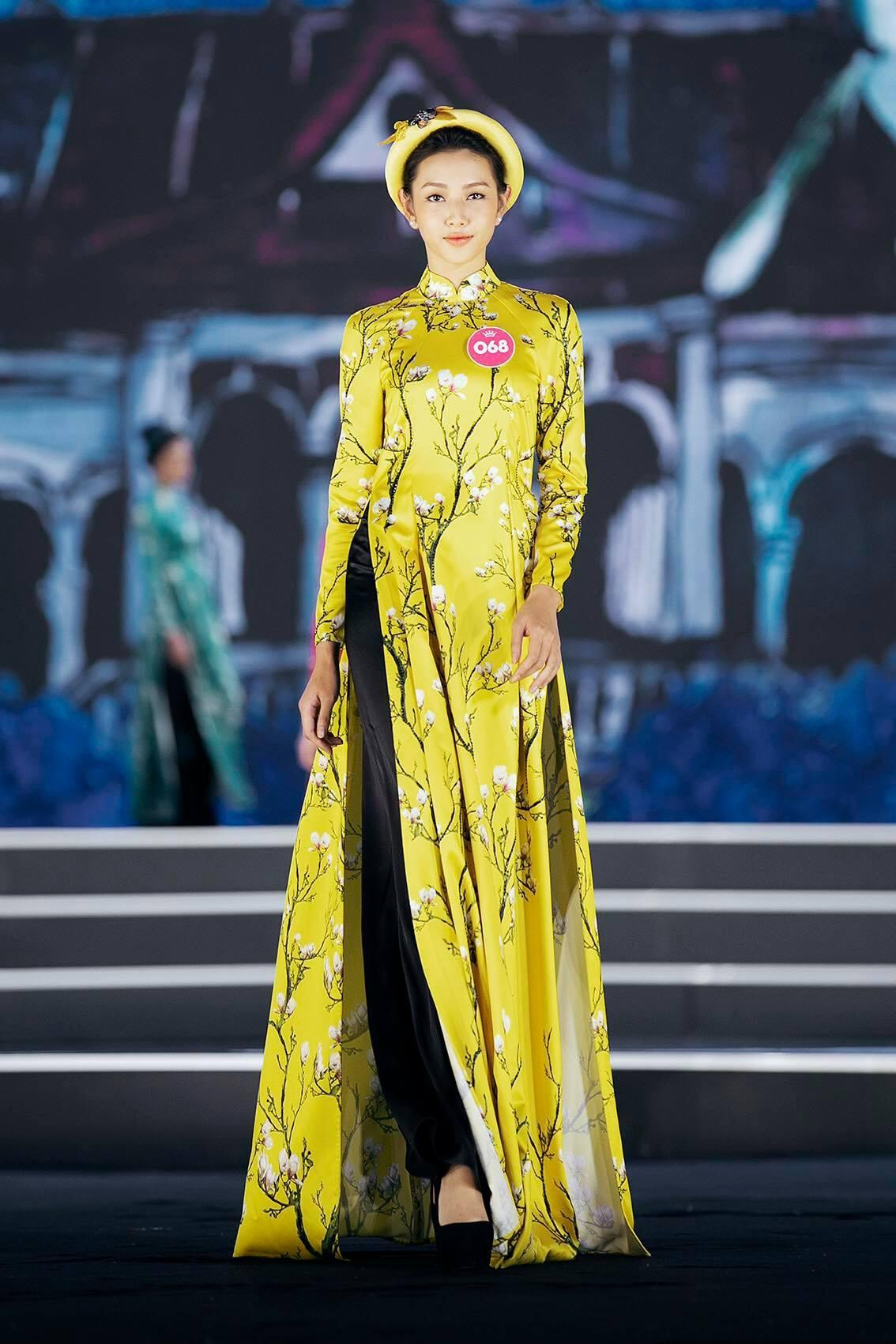 Thuỳ Tiên trong phần thi Trang phục Áo dài.