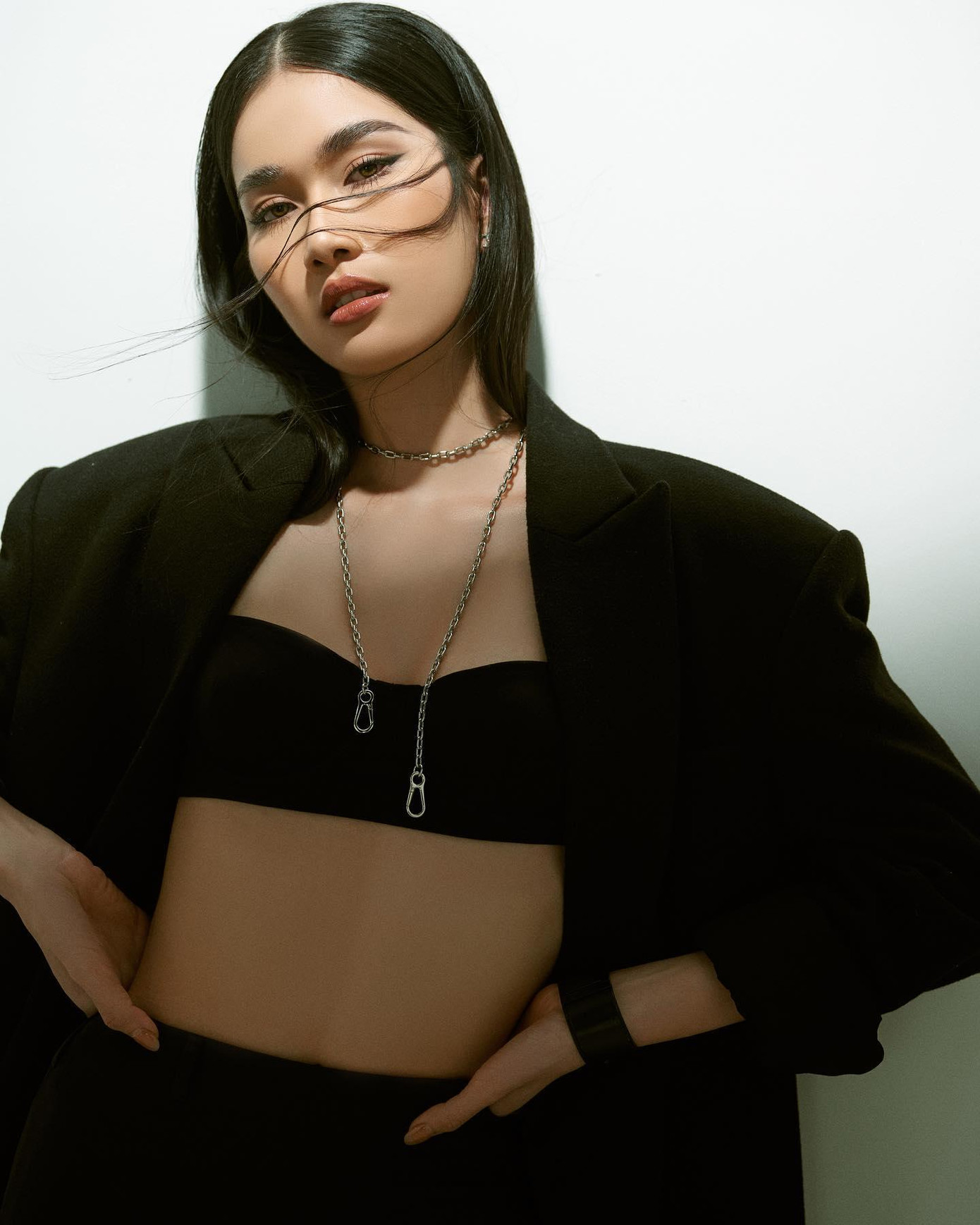 Thời gian gần đây, Á hậu Phương Anh liên tục đăng tải hình ảnh với phong cách mới lạ và gu thời trang táo bạo. Trong loạt ảnh mới nhất, nàng á hậu khoác áo măng tô dài để lộ nội body cực săn chắc và cuốn hút.