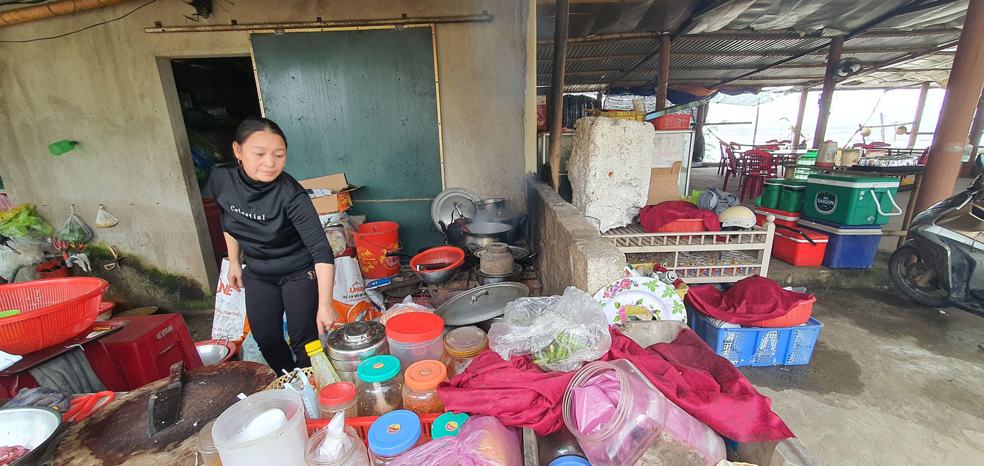 Chị Lê Thị Hải, chủ quán Hoàng Yến (bãi tắm Thái Lai, xã Vĩnh Thái, huyện Vĩnh Linh) tất bật nấu đồ ăn trưa cho các công nhân làm công trình gần đó trong bối cảnh quán nhậu vẫn chưa có khách trở lại.