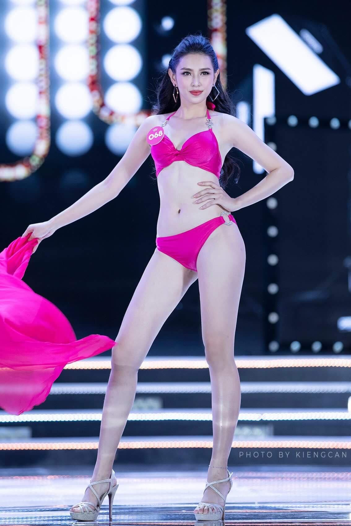 Người đẹp sở hữu chiều cao 1m70, hình thể gợi cảm với số đo 3 vòng 82-61-91cm. Trước khi tham dự Hoa hậu Việt Nam 2018, cô là Á khôi Nam Bộ 2017, có kinh nghiệm làm mẫu ảnh từ năm 18 tuổi.