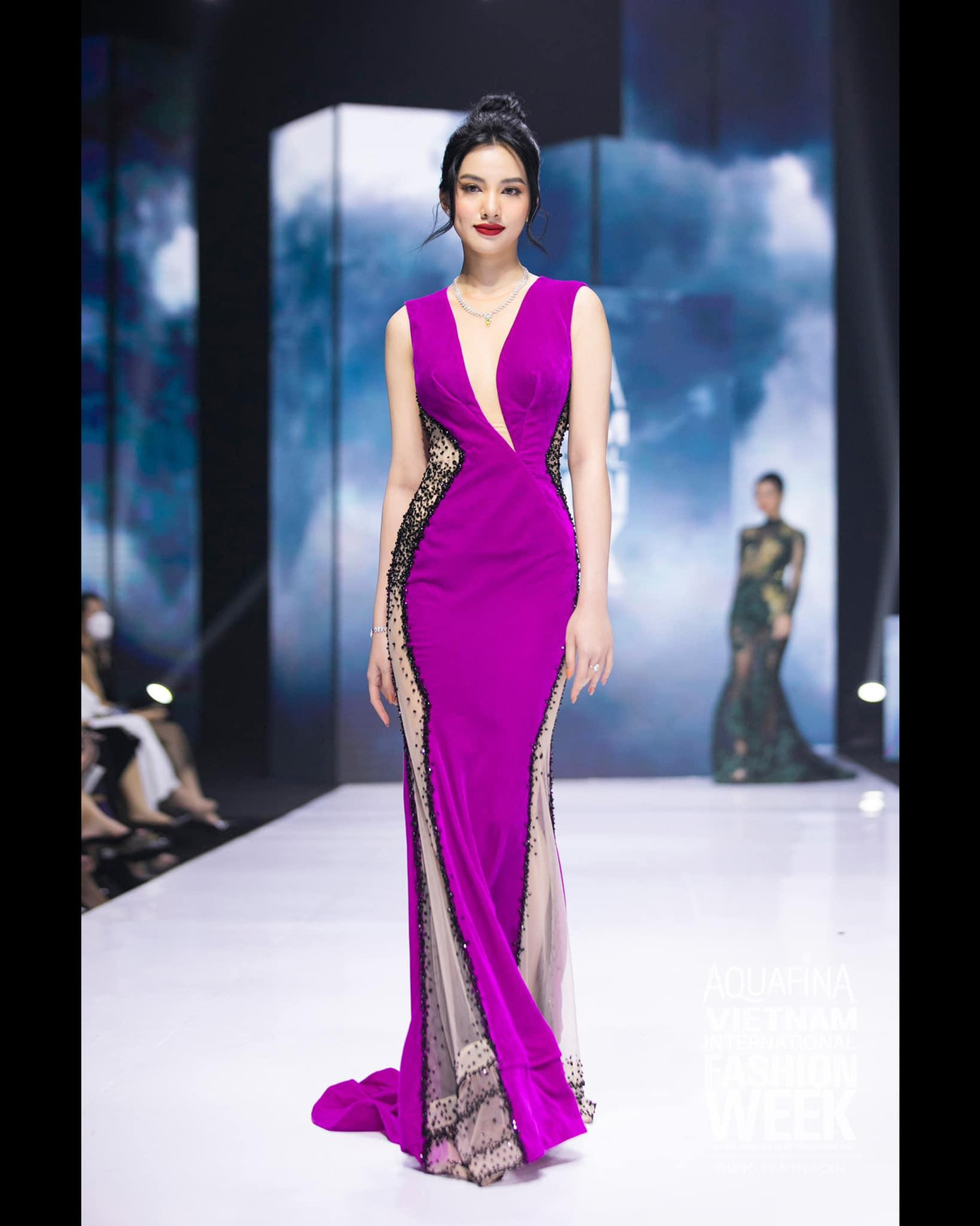 Cô nàng trở thành "nàng thơ" của nhiều NTK nổi tiếng trong nước.