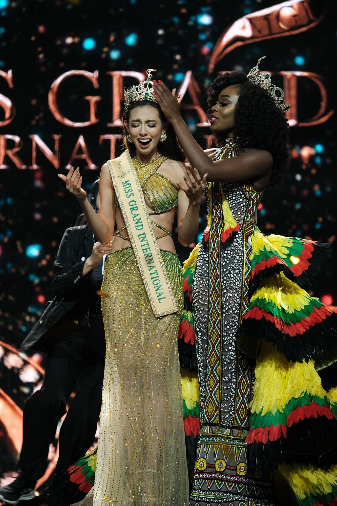 Thuỳ Tiên trong khoảnh khắc đăng quang.