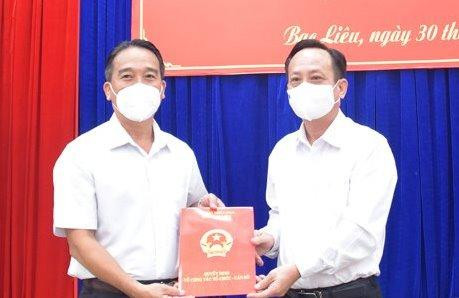 Đồng chí Phạm Văn Thiều, Chủ tịch UBND tỉnh Bạc Liêu trao quyết định và chúc mừng đồng chí Từ Minh Phúc.