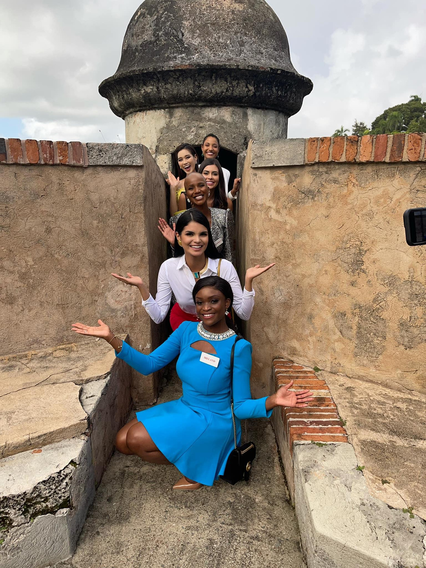 Mới đây, chuyên trang sắc đẹp Missoland đưa dự đoán Hoa hậu Đỗ Thị Hà sẽ xếp hạng thứ 19 trong khi đó đại diện của Venezuela sẽ đăng quang Miss World 2021.