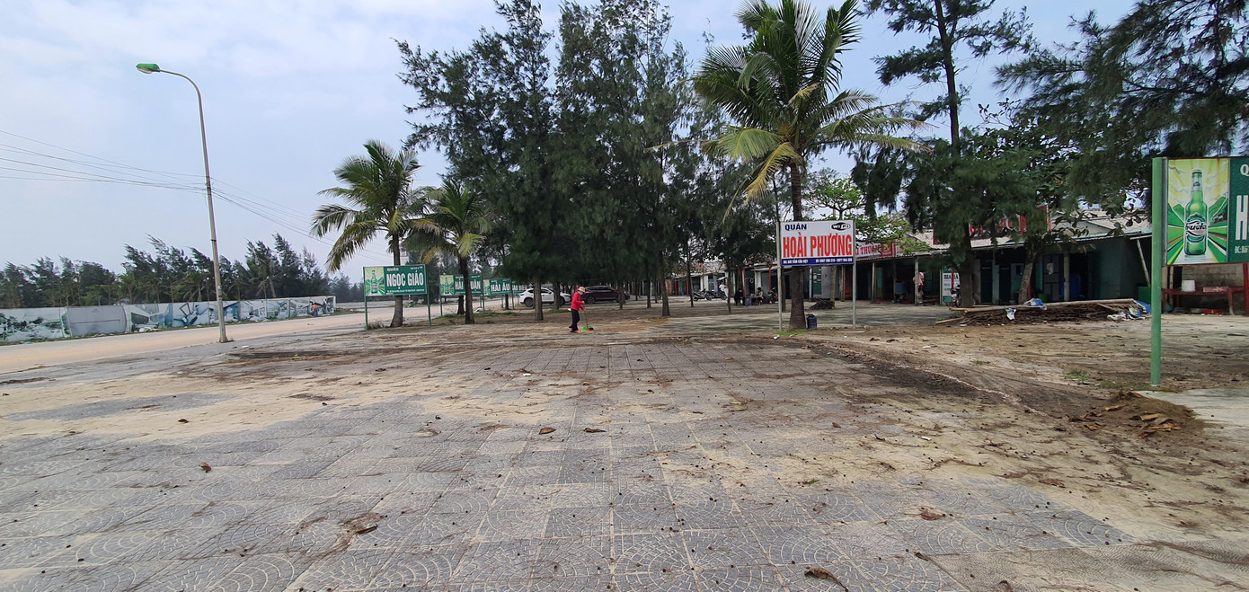 Nhiều hàng quán tại bãi tắm Cửa Việt (thị trấn Cửa Việt, huyện Gio Linh) đã mở cửa trở lại nhưng không có khách.