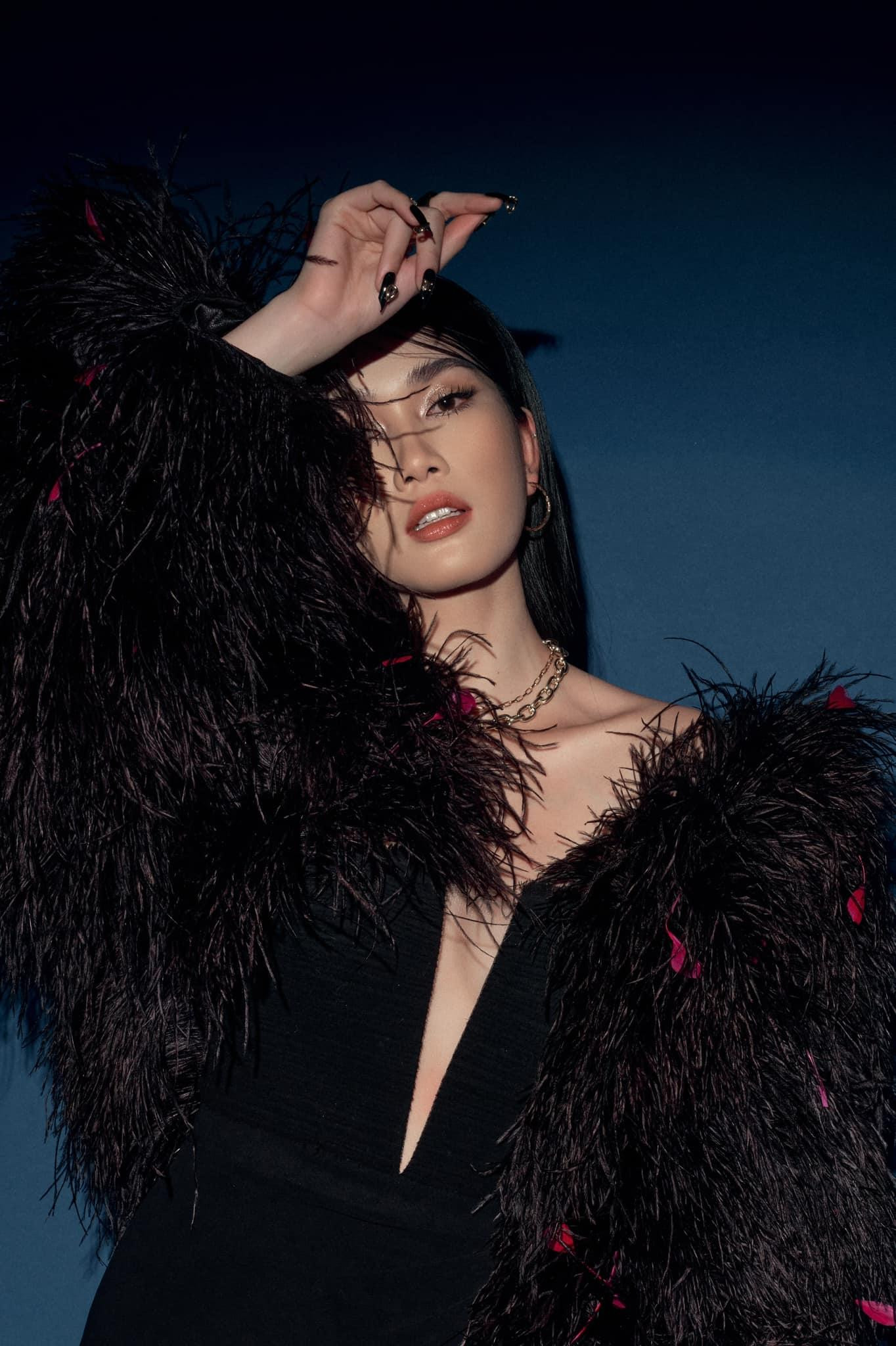 Sau khi tốt nghiệp thủ khoa Đại học RMIT, Á hậu Phương Anh tiếp tục học Thạc sĩ với học bổng toàn phần.