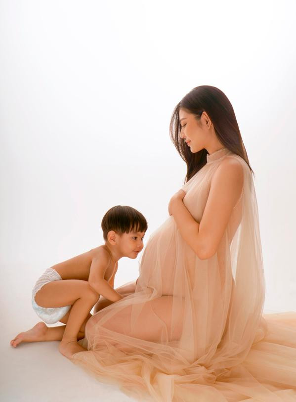 Chúng Huyền Thanh chụp ảnh kỉ niệm thời kì mang bầu cùng con trai đầu lòng. Chúng Huyền Thanh chụp ảnh kỉ niệm thời kì mang bầu cùng con trai đầu lòng.