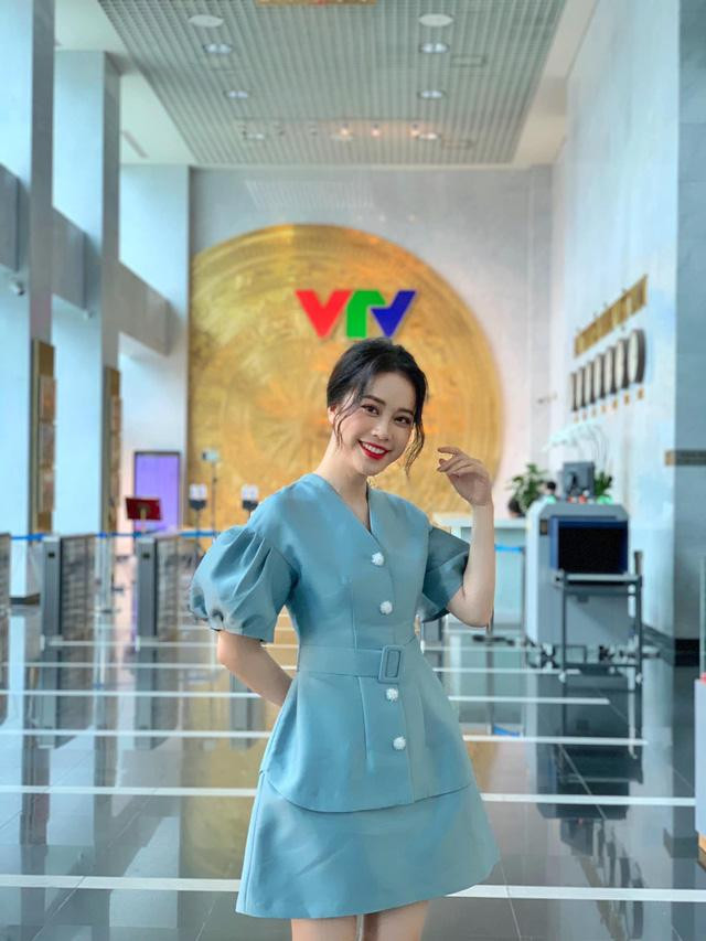 Mai Phương được khán giả biết đến là MC của chương trình Bữa trưa vui vẻ, Ngày xưa Chill phết. Cô sinh năm 1997 sở hữu nhan sắc ngọt ngào, trong sáng cùng lối nói chuyện thông minh, dí dỏm.