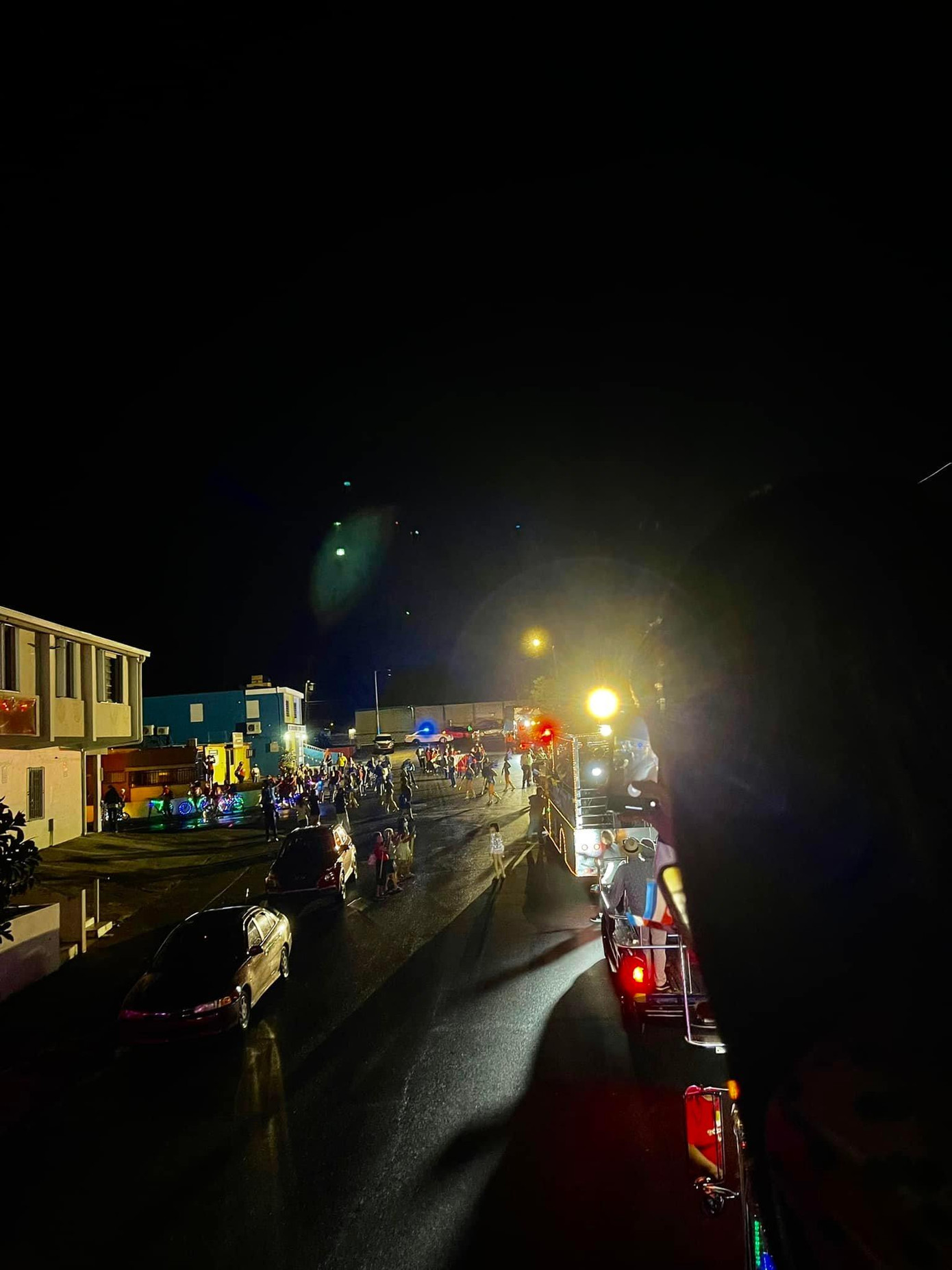 Diễu hành vòng quanh thị trấn trên xe buýt hai tầng, Hoa hậu Đỗ Thị Hà cảm nhận được sự nồng nhiệt của người dân nơi đây.