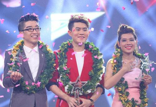 Hình ảnh Phạm Chí Thành ở cuộc thi X Factor và khi đoạt giải quán quân Ngôi sao Phương Nam.