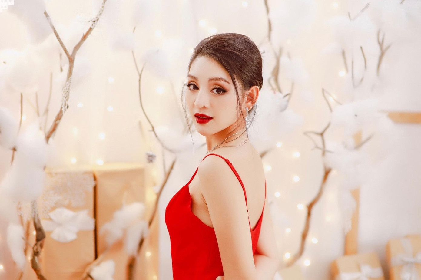 Lê Thanh Tú giành giải Người đẹp Áo dài của cuộc thi Hoa hậu Việt Nam 2018, Người đẹp Tài năng của cuộc thi Miss World Việt Nam 2019 và Top 15 cuộc thi Hoa hậu Hoàn vũ 2017.