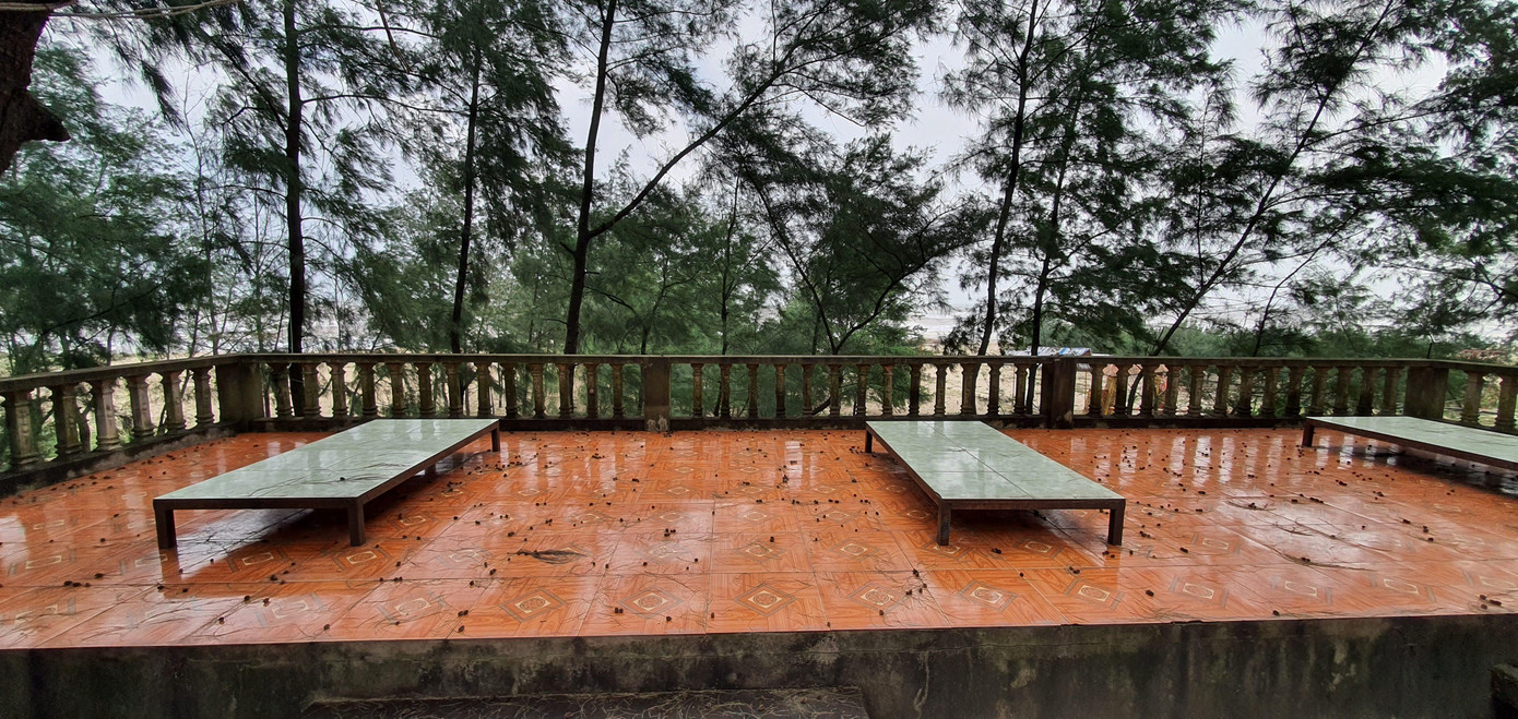 Nhiều quán xá kinh doanh dịch vụ ăn uống tại khu bãi tắm Cửa Tùng lâu ngày vắng khách, bàn ghế không được dọn dẹp.